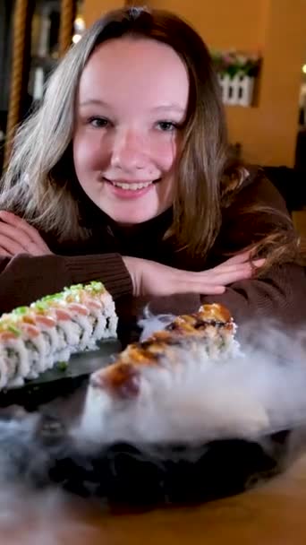 Tatmin Olmuş Genç Kız Arka Plandaki Büyük Tabağa Gülümsüyor Suşi — Stok video