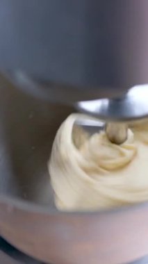 makine hamur yoğurur un üretim fabrikasından ekmek ekmek ekmek ekmek fırın fırın gıda fabrikası üretim taze ürünler, un, pasta, gıda yüksek kaliteli FullHD görüntüler