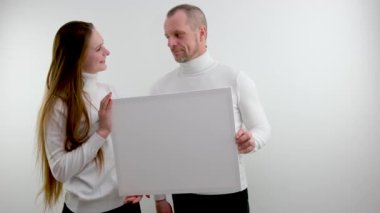 Öğretmen beyaz tahtaya yazmak için öğrenciyi seçiyor. Yüksek kalite 4k görüntü