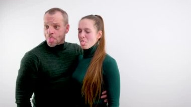 Bir erkek ve bir kadın, bir kadının burnuna vurarak oynaşıyor. Kendini savunuyor. Gülüyor, saçlarını düzleştiriyor, dilini uzatıyor.