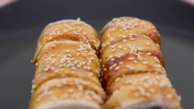 Japon mutfağı Unagi Nigiri yılan balığı suşisi tepside dönüyor. Yüksek kalite 4k görüntü