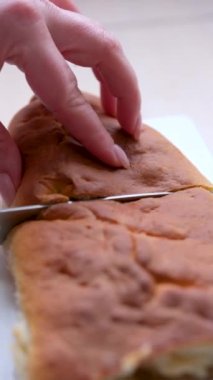  Elle dilimlenmiş el yapımı elmalı turta ve kumaş. Yüksek kaliteli FullHD görüntüler