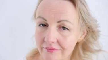 Saçını tarayan genç bir kadına yakın çekim. Yüksek kalite 4k görüntü