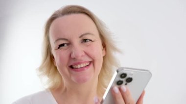 Ofisteki kadın, komedyen ve telefon sosyal medyası komik online mim 'e gülerken akıllı telefondan pazarlamacı kızın espri ve kahkahaları iş yerinde sahte haberler okurken kayıyor