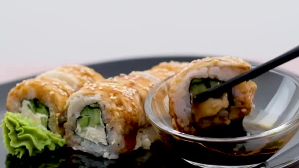 Caixa Sushi Rolos Com Pauzinhos Gengibre Wassabi Molho Soja Entrega — Vídeo de Stock