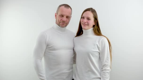 Ein Erwachsener Mann Und Eine Junge Frau Stehen Vor Weißem — Stockvideo