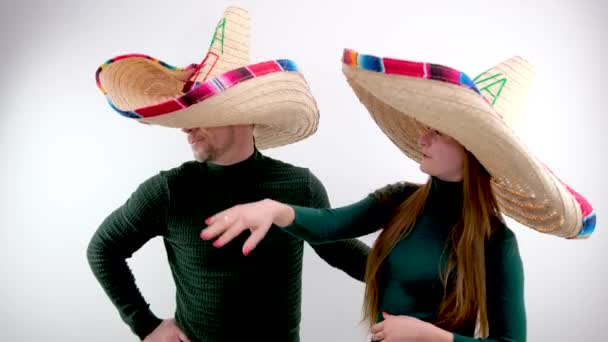 Mężczyzna Kobieta Dużych Meksykańskich Sombrero Kapelusze Białe Tło Zielone Swetry — Wideo stockowe