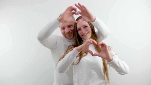 Fazer Coração Com Mãos Homem Mulher Amor Ficar Fundo Branco — Vídeo de Stock