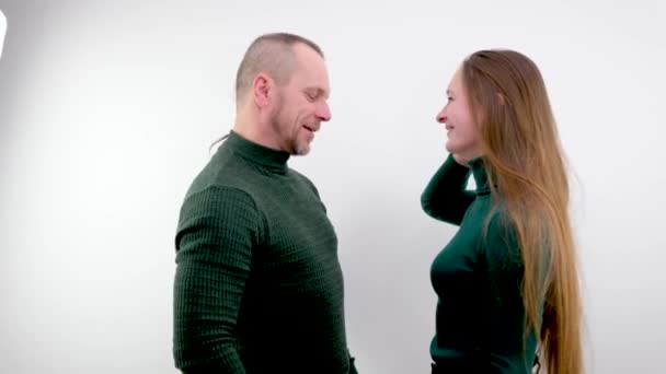 男人向女人展示他的样子 告诉她他需要站直了 吃对了 女孩笑着把头低垂在白色的背景下 营养师 — 图库视频影像
