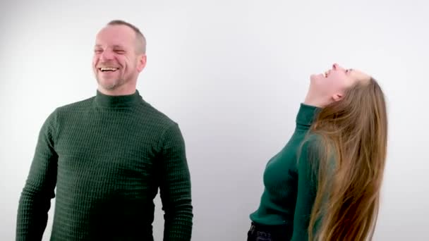 Повна Енергійна Молода Подружня Пара Танцює Улюбленої Музики Босоніж Вітальні — стокове відео