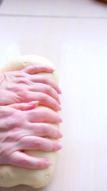 Close Tiro Mãos Chefe Padaria Sênior Aplicando Farinha Massa Homem — Vídeo de Stock