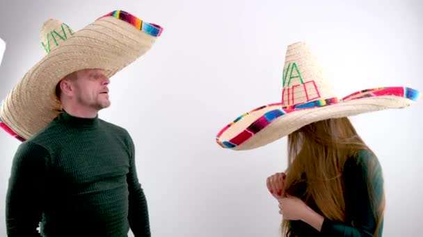 Homem Mulher Brincando Mexicano Sombrero Chapéus Headbutting Uns Aos Outros — Vídeo de Stock