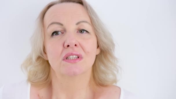 Nette Attraktive Zweifelnde Frau Zuckt Mit Den Schultern Weiß Keine — Stockvideo