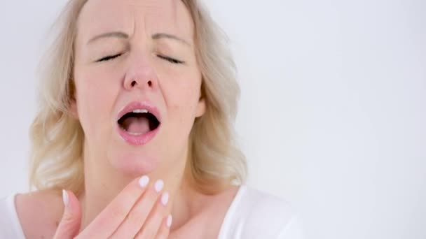 Slow Motion Seizoensgebonden Allergie Koude Droge Lucht Close Vrouw Niest — Stockvideo