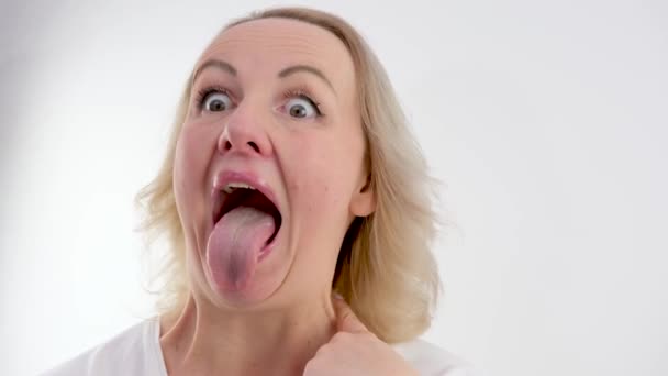 Wanita Lidah Yang Sangat Panjang Tertawa Latar Belakang Putih Menunjukkan — Stok Video