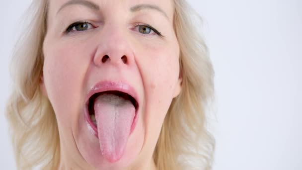 Portret Van Een Blanke Vrouw Die Tonggymnastiek Beoefent Opleiding Van — Stockvideo