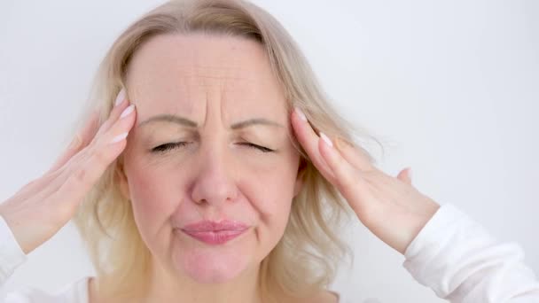 Kafkasyalı Korkmuş Endişeli Kadın Stresli Endişeli Kız Sıkıntılı Baş Ağrısı — Stok video