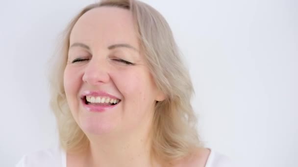 Senyum Yang Tulus Wanita Yang Gembira Wajah Pada Latar Belakang — Stok Video