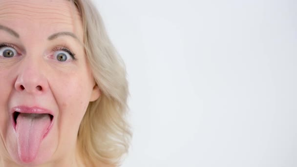 Portret Kobiety Krótkimi Blond Włosami Wystającymi Języka Próbującej Być Brzydką — Wideo stockowe