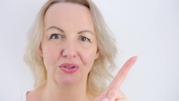 Красивая Блондинка Показывает Пальцем Одна Женщина Машет Головой Держа Подбородок — стоковое видео