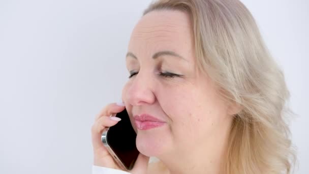 Ansikte Vacker Kvinna Talar Telefonen Skrattar Leende Vit Bakgrund Reklam — Stockvideo