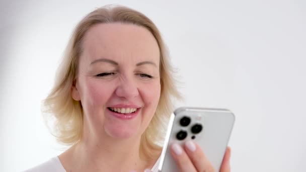 Überraschung Zweifel Scham Frau Den Händen Mit Telefon Errötendes Gesicht — Stockvideo