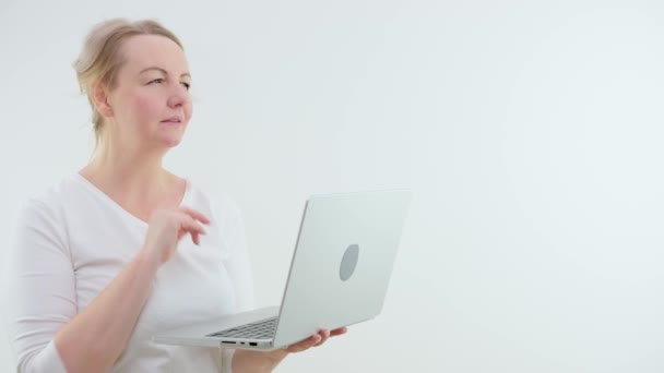 Kvinna Vit Bakgrund Med Burrigt Hår Blond Löser Problem Laptop — Stockvideo