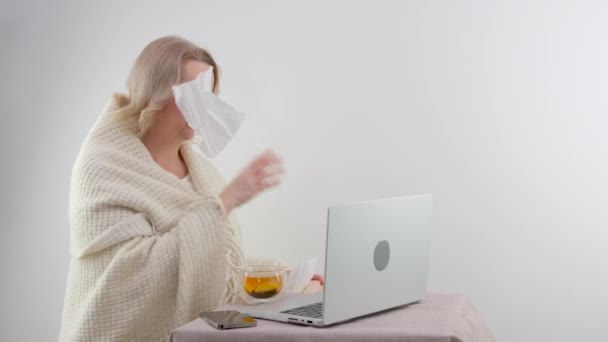 Kobieta Bierze Wiele Serwetek Pudełka Zmęczony Chorobą Cios Jej Nos — Wideo stockowe