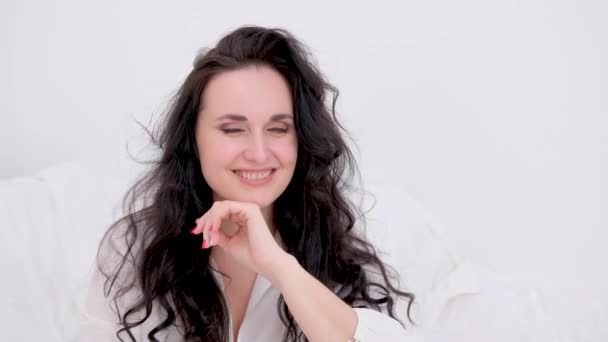 Красивая Брюнетка Смеется Покрывая Лицо Рукой Выпрямляет Волосы Смотрит Рамку — стоковое видео