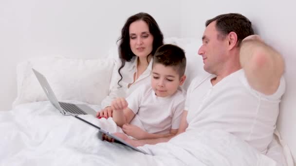 Ehemann Frau Bett Mit Kleinem Sohn Blick Auf Tablet Cartoon — Stockvideo