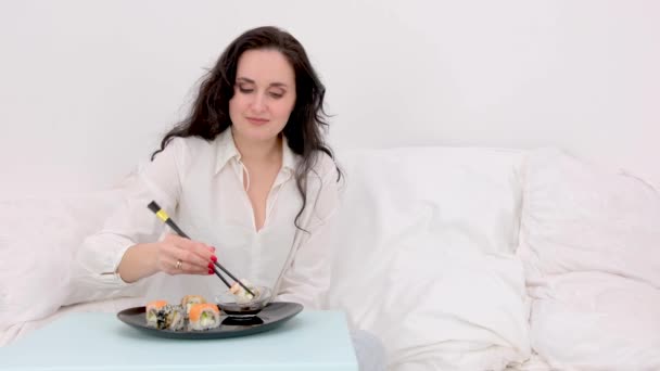 Weekend Ontbijt Vrouw Zich Uitgerust Genieten Weekend Ontbijt Sushi — Stockvideo