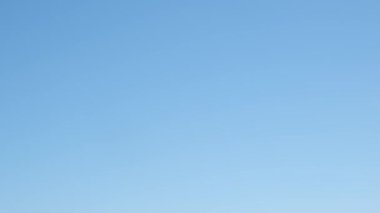 güzel mavi arkaplan reklam metni için pürüzsüz mavi gökyüzü arkaplanı bulutsuz