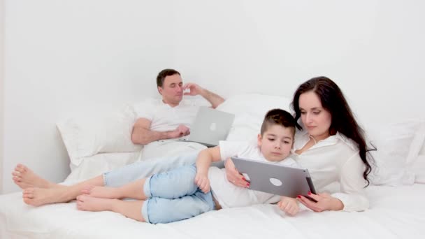 Serbest Meslek Ailenin Birlikte Olmasına Izin Verir Baba Evde Bilgisayar — Stok video