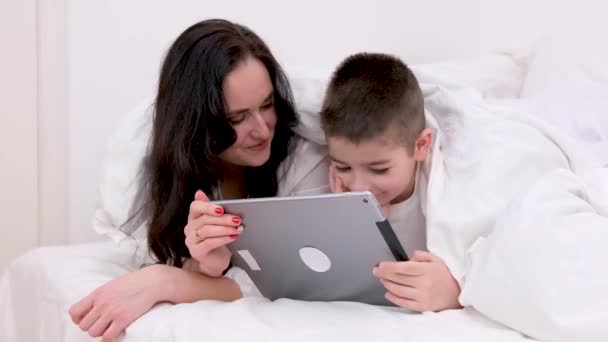 Mãe Filho Sob Cobertor Jogando Tablet Menino Anos Idade Mulher — Vídeo de Stock