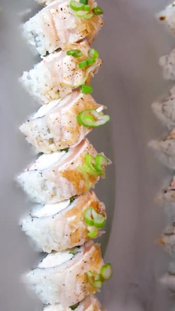 Délicieux Restaurant Asiatique Sushis Sur Assiette Avec Décoration Glace Sèche — Video