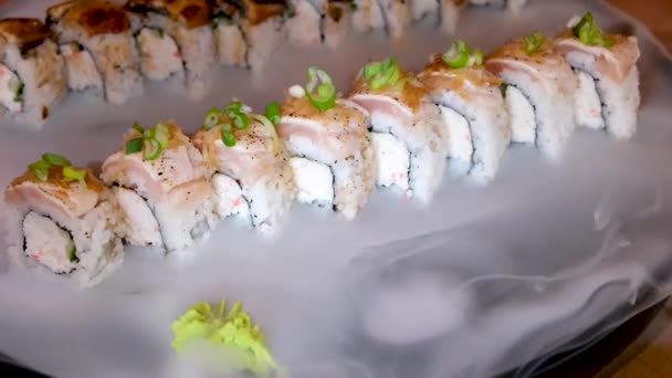 Νόστιμο Εστιατόριο Ασιατικό Σούσι Τροφίμων Στο Πιάτο Ξηρό Πάγο Διακόσμηση — Αρχείο Βίντεο
