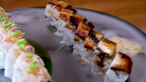Νόστιμο Εστιατόριο Ασιατικό Σούσι Τροφίμων Στο Πιάτο Ξηρό Πάγο Διακόσμηση — Αρχείο Βίντεο
