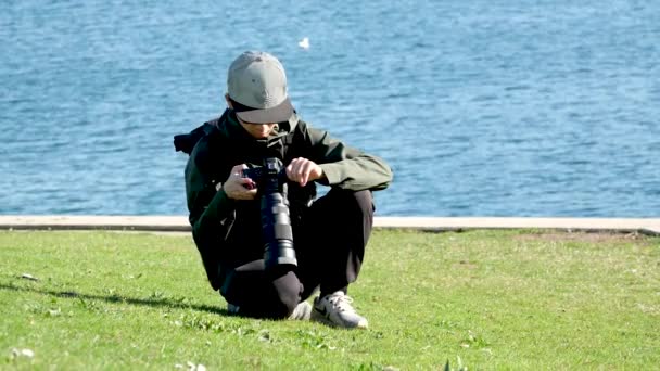 Путешественник Фотограф Снимает Красивый Закат Берегу Горного Озера Высококачественные Кадры — стоковое видео