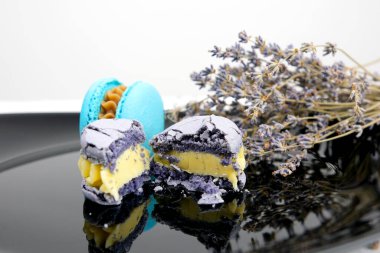 Günaydın konsept. Krema ve kahve fincanı ile nefis renkli pastel kurabiyeler mavi taş arka planda. Makarna şekerli kahve molası sahnesi. Uzayı kopyala Yüksek kalite fotoğraf