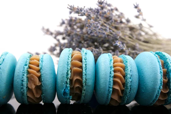 Gâteau Macaron Macaron Sur Fond Turquoise Haut Biscuits Aux Amandes — Photo