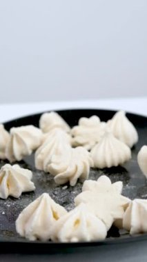 Kremalı pasta. Tatlı kremalar. Krema tepsisi. Kremalı pastaların yakın çekimi. Tatlı Geçmişi. Merengue. Yüksek kalite fotoğraf