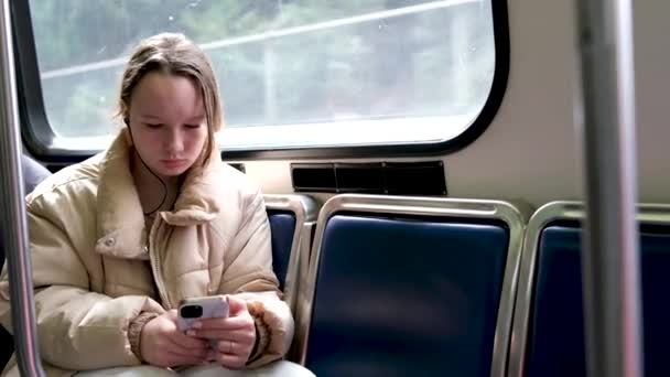 Fiatal Lány Tinédzser Lovagol Közlekedés Néz Ablakon Fejhallgató Mobiltelefon Békés — Stock videók