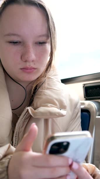 Fiatal Lány Tinédzser Lovagol Közlekedés Néz Ablakon Fejhallgató Mobiltelefon Békés — Stock videók