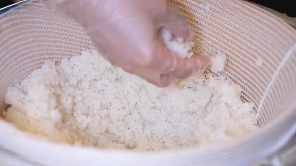 Japoński Kucharz Przygotowuje Tradycyjne Japońskie Sushi Tuńczyka Otwartej Kuchni Ręcznie — Wideo stockowe