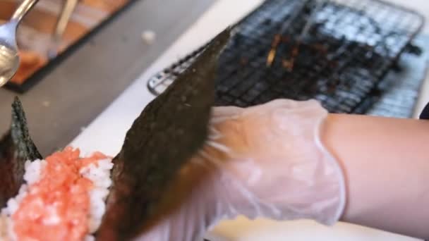 Chef Rebanadas Salmón Hacer Menú Japonés Imágenes Alta Calidad — Vídeos de Stock