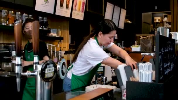 Vancouver Kanada Starbucks Beyaz Önlüklü Maskeli Kadınların Arkasında Çeşitli Içeceklerden — Stok video