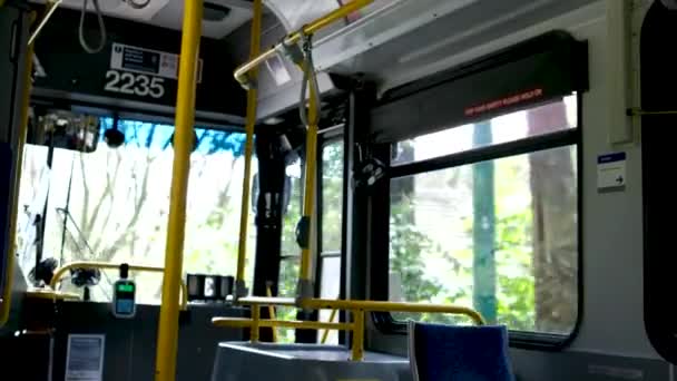 Assentos Dianteiros Para Pessoas Com Deficiência Assentos Dobráveis Ônibus Vazio — Vídeo de Stock