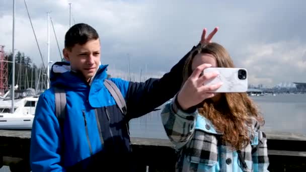 Stanley Park Teenagere Walking Tager Billeder Fjoller Rundt Ser Træer – Stock-video