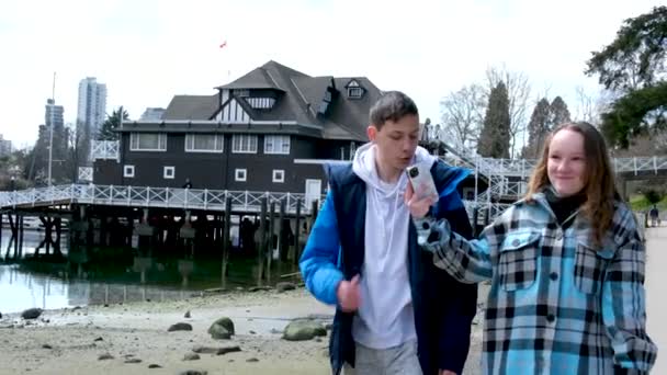 Stanley Park Adolescentes Caminando Tomando Fotos Engañando Alrededor Mirando Los — Vídeo de stock