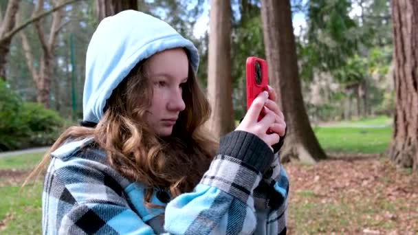 Stanley Park Teenageři Chůze Fotografování Bláznit Kolem Při Pohledu Stromy — Stock video